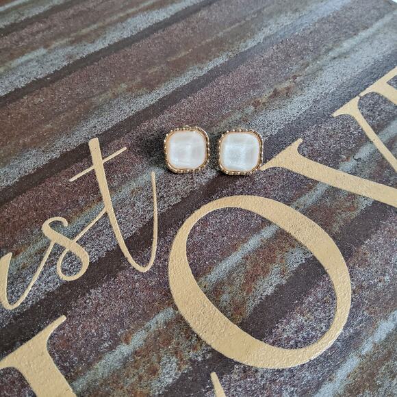 Women's Fashion Homaica Marble Stud Earrings in Champagne White - Picture 5 of 10